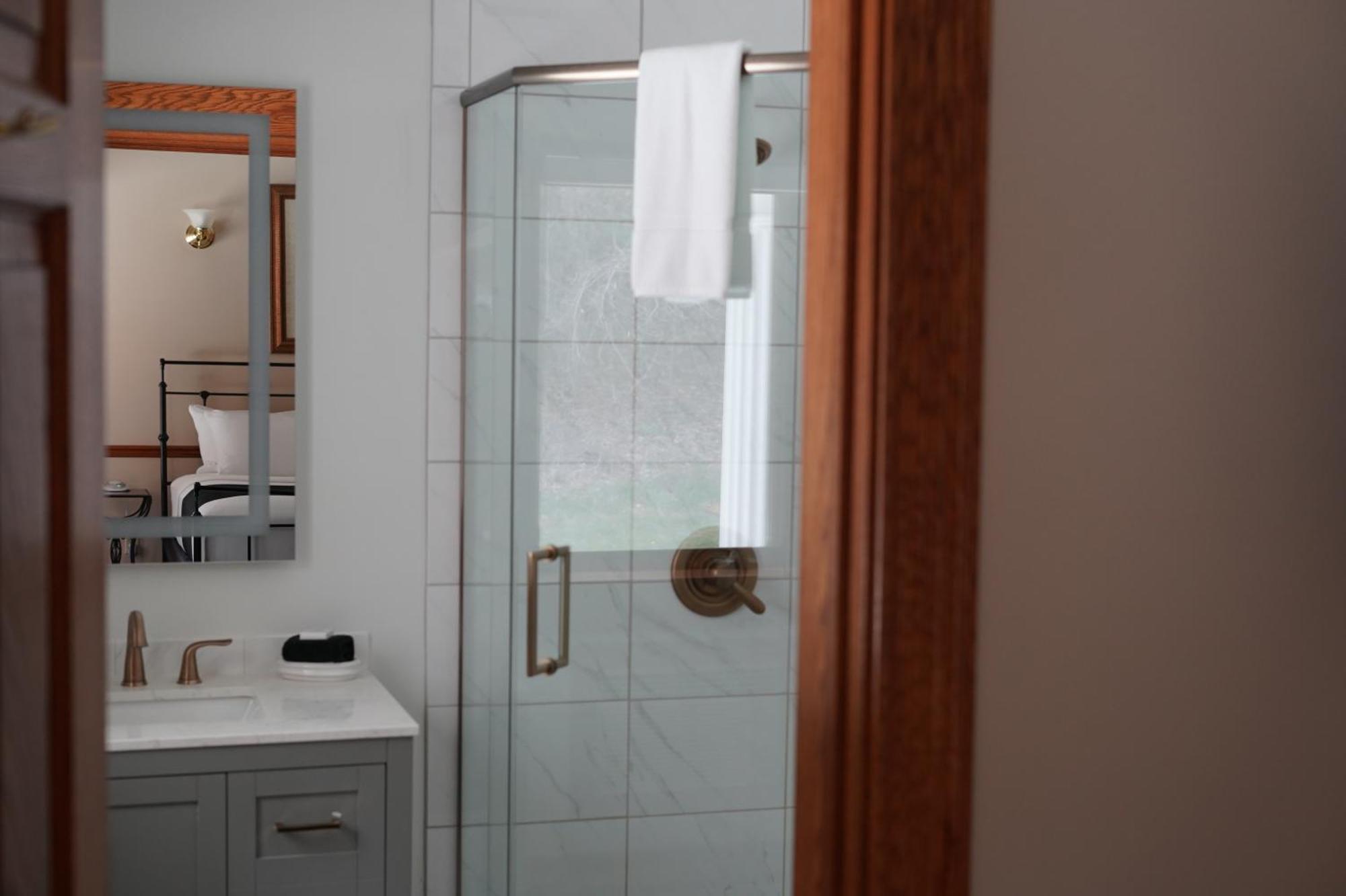 Inn At Black Star Farms Suttons Bay الغرفة الصورة