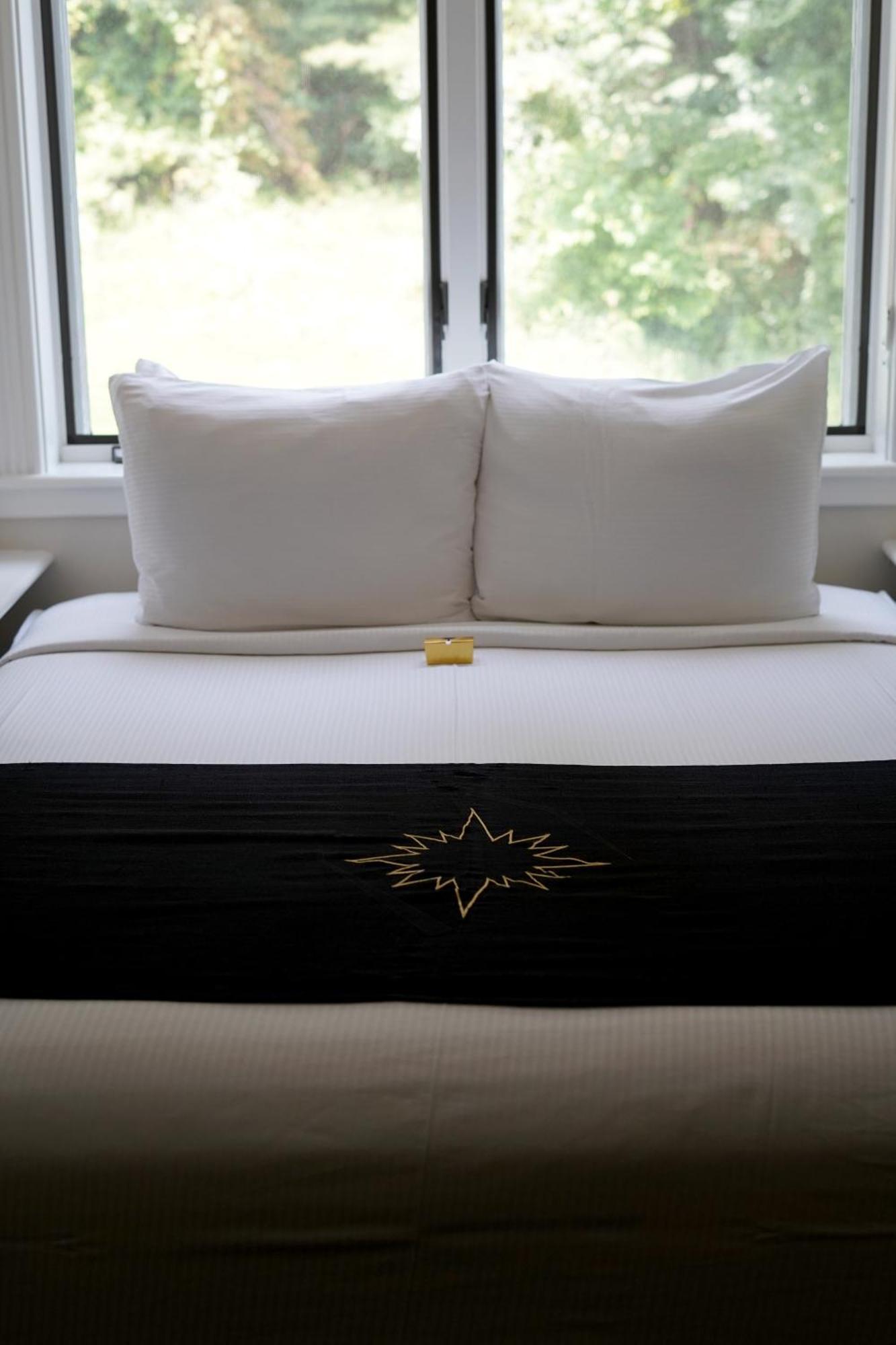 Inn At Black Star Farms Suttons Bay الغرفة الصورة