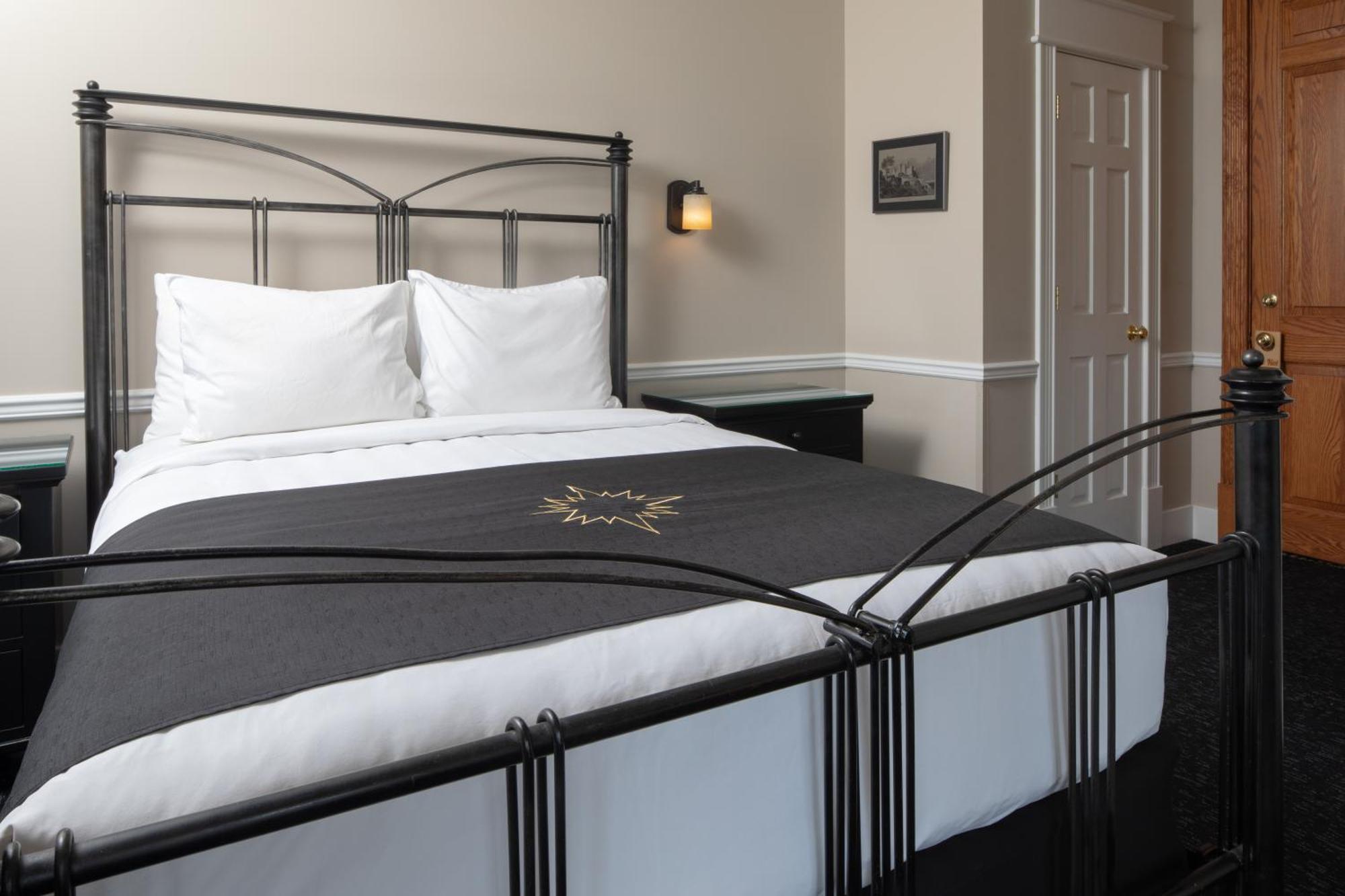 Inn At Black Star Farms Suttons Bay الغرفة الصورة